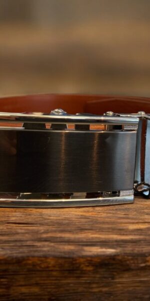 חגורה עם אבזם מתכת (3.5 ס"מ) שחור מט וכסוף