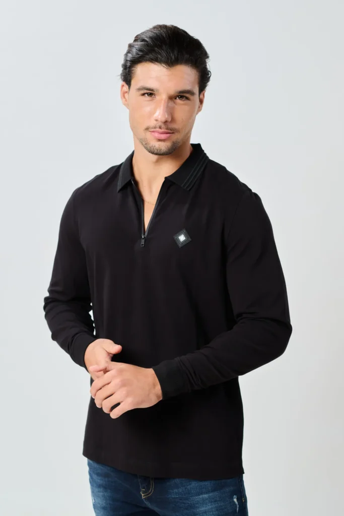 גבר לובש חולצת פולו POLO PK BB שחורה עם רוכסן קצר ועמידה אלגנטית